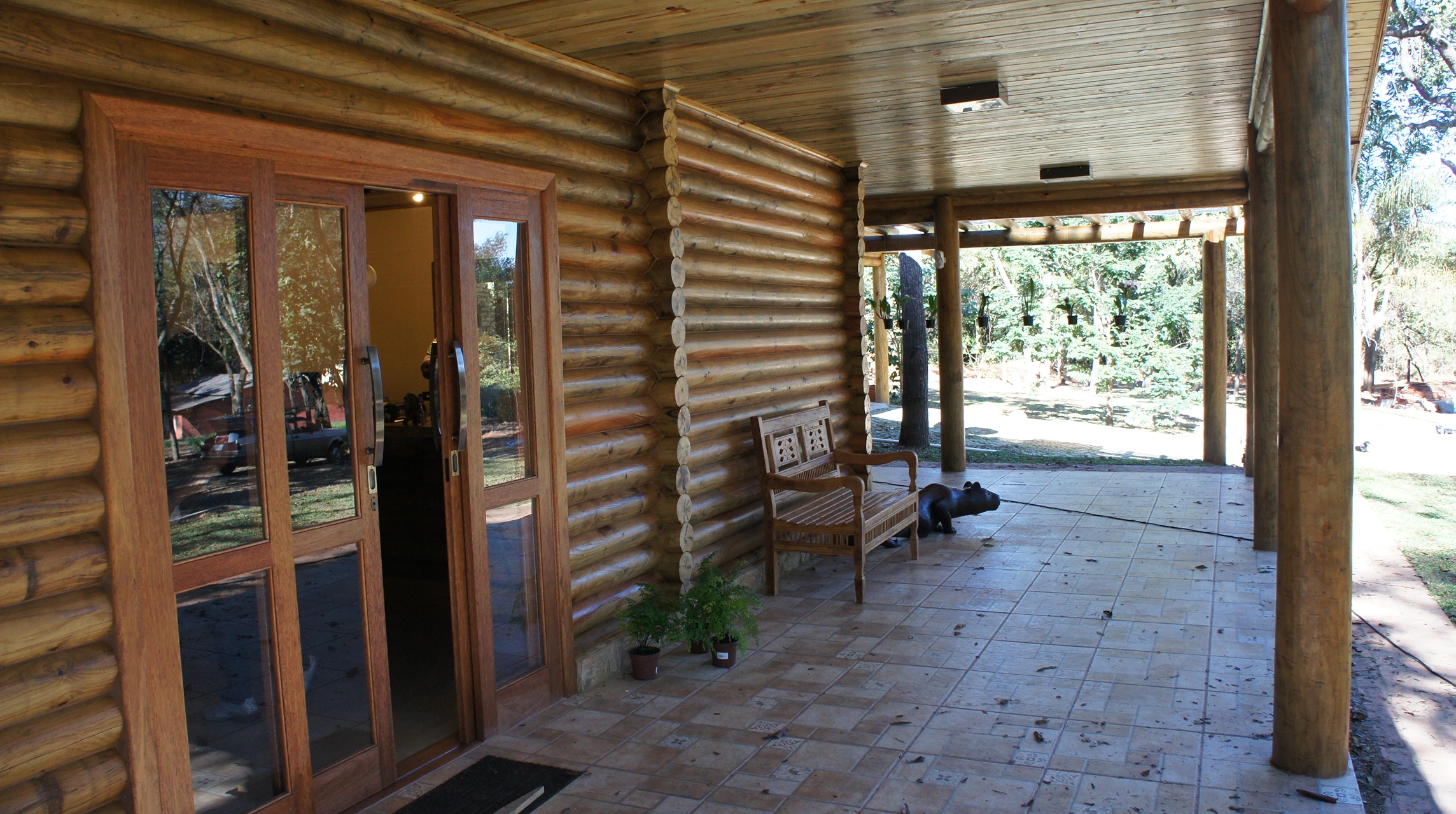 Varanda e deck externo de madeira