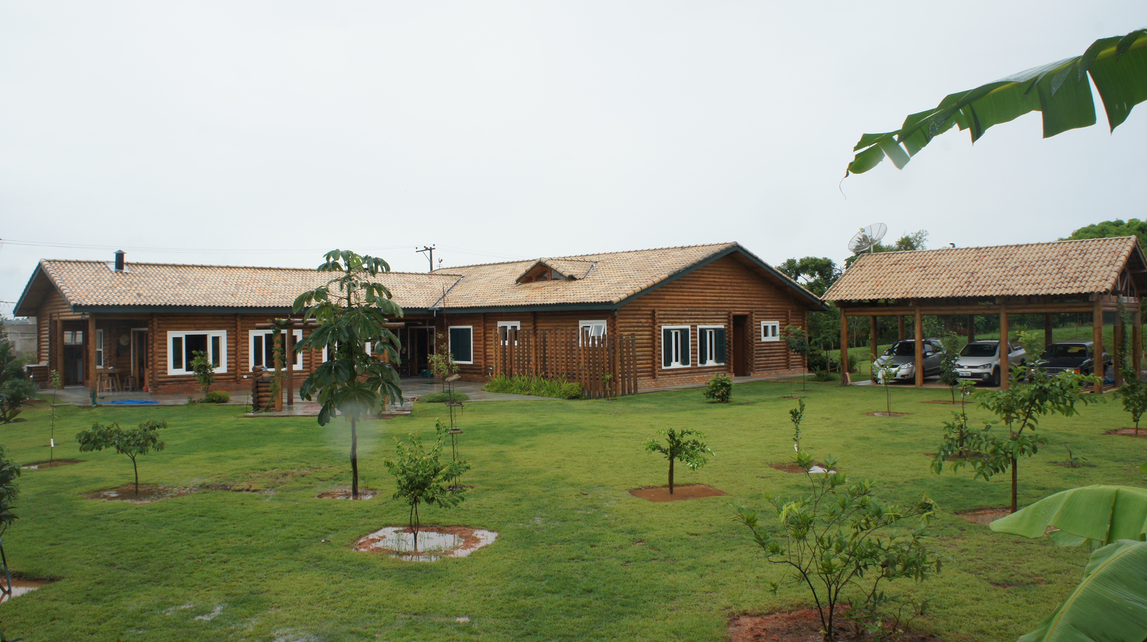 Vista externa da log home Casabella com jardim