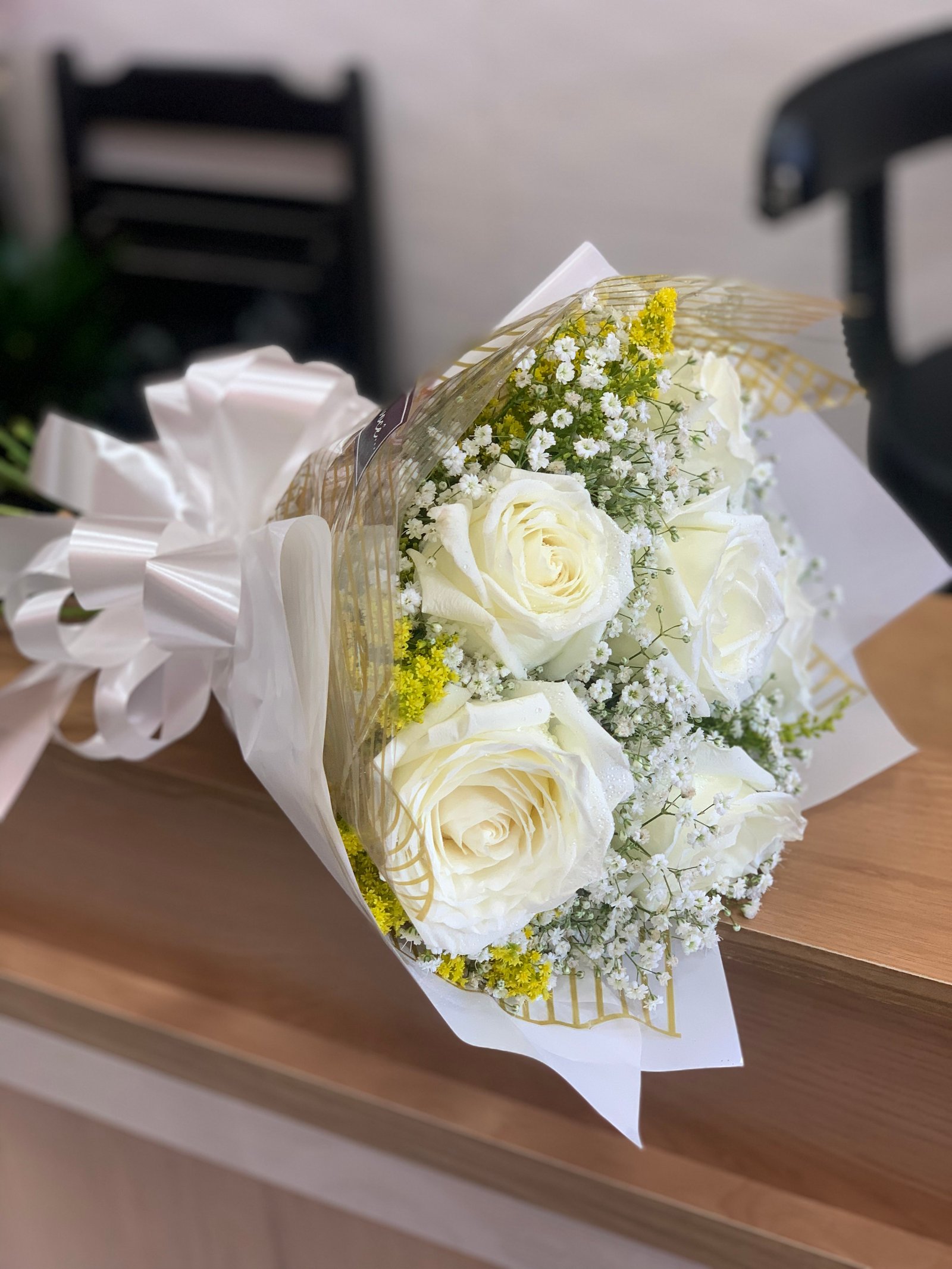 Flores brancas e arranjo delicado do Empório