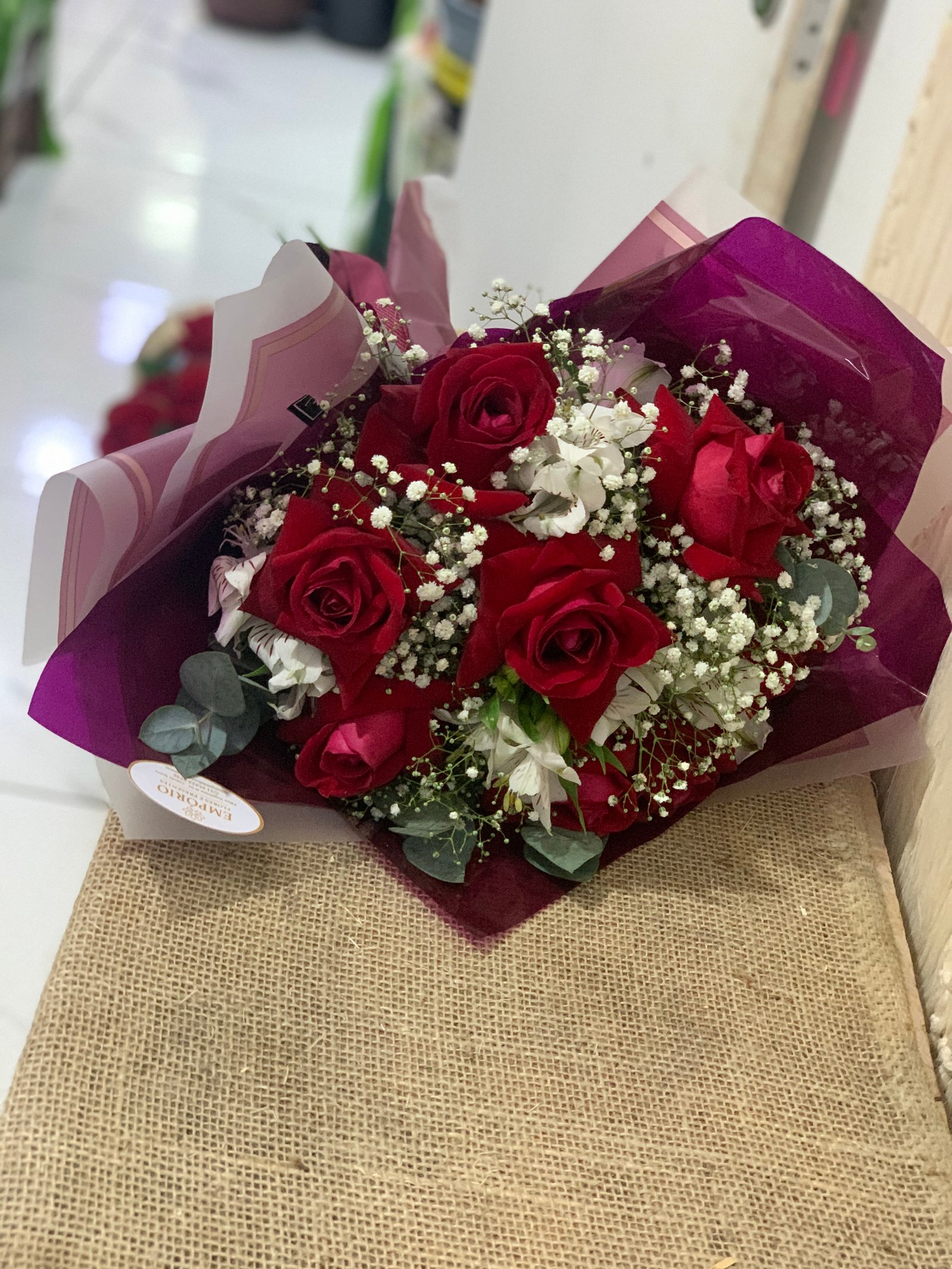 Presente de flores com cartão do Empório