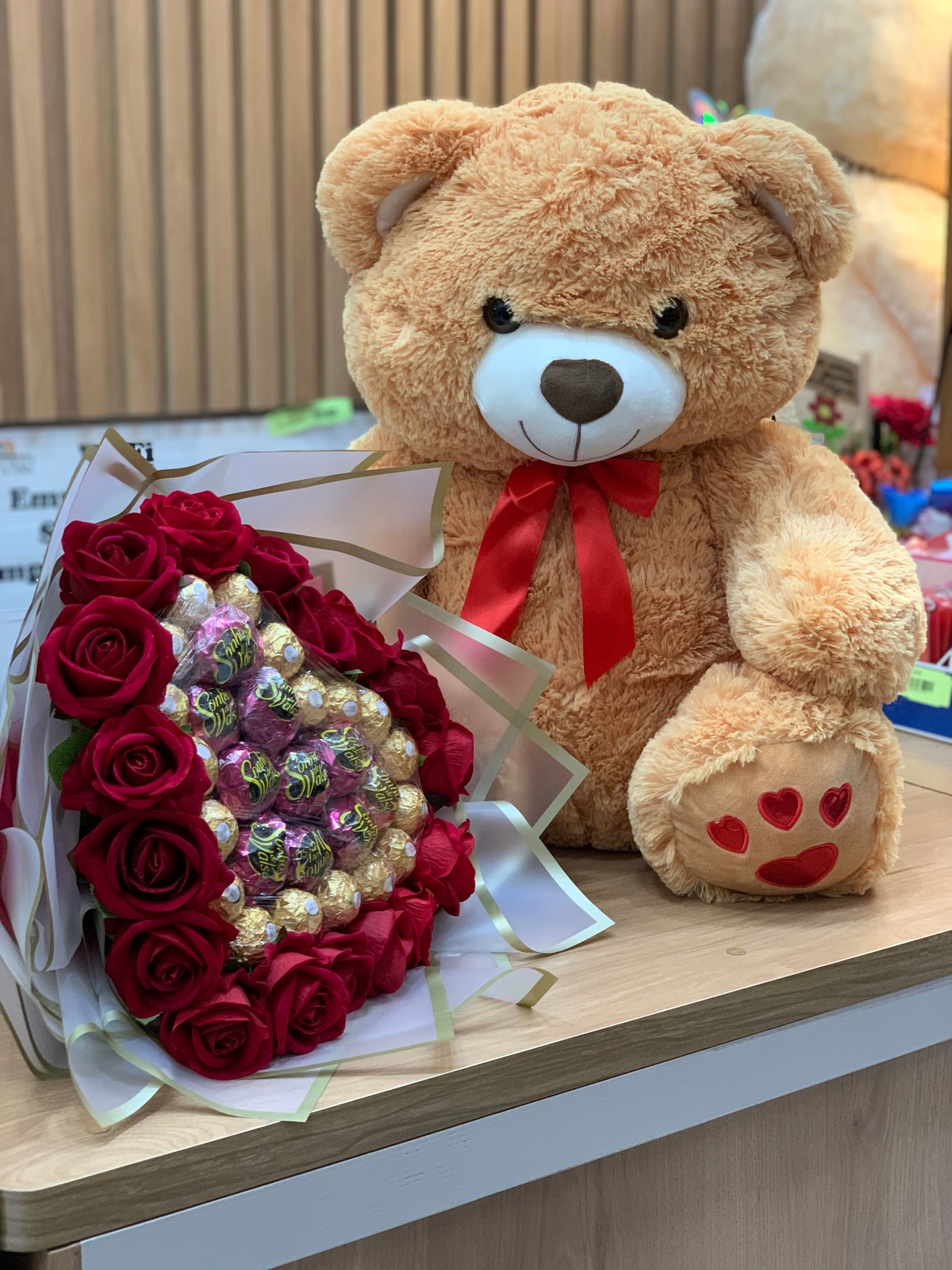 Urso e flores românticas do Empório