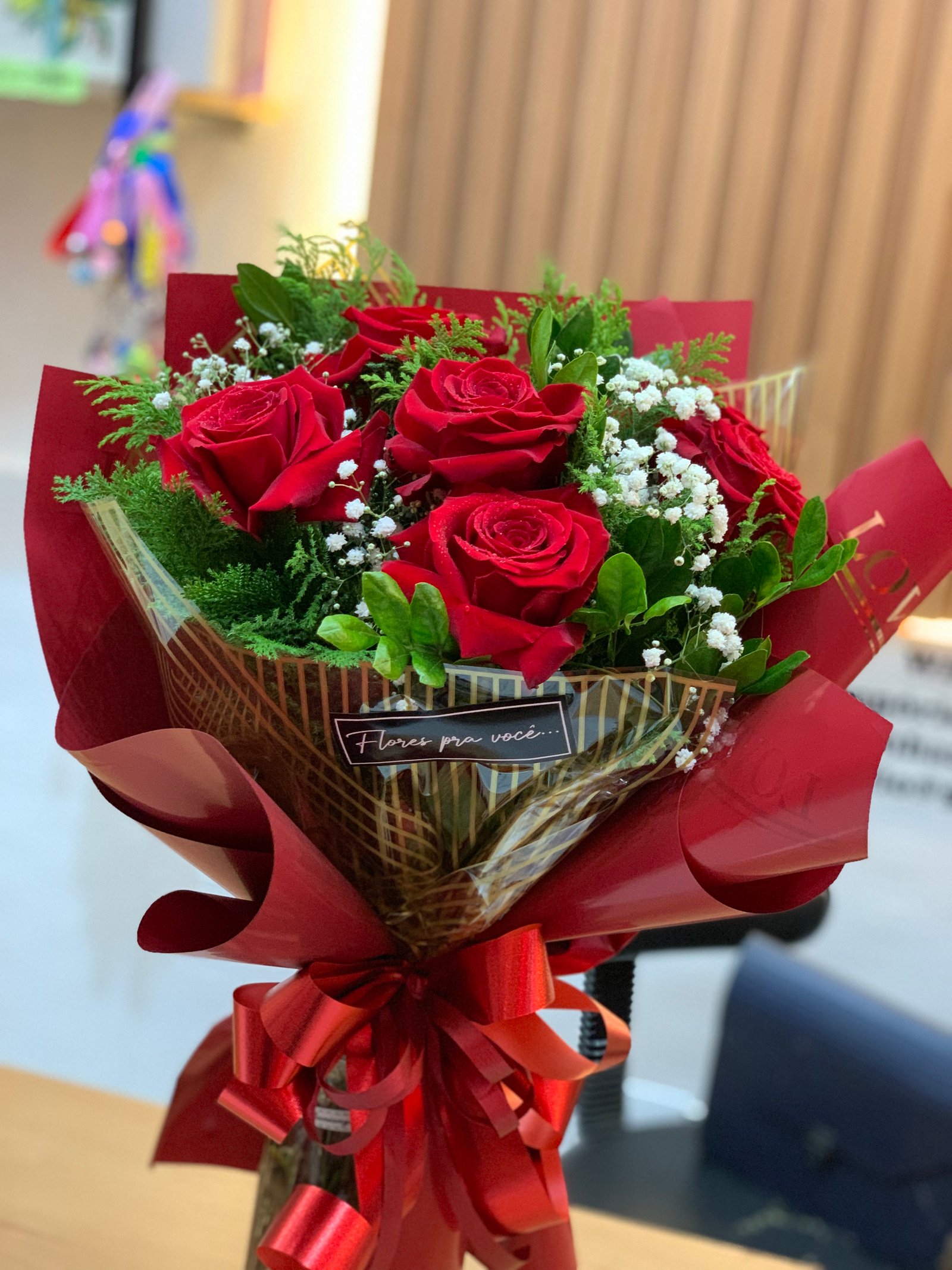 Arranjo com flores e presentes do Empório