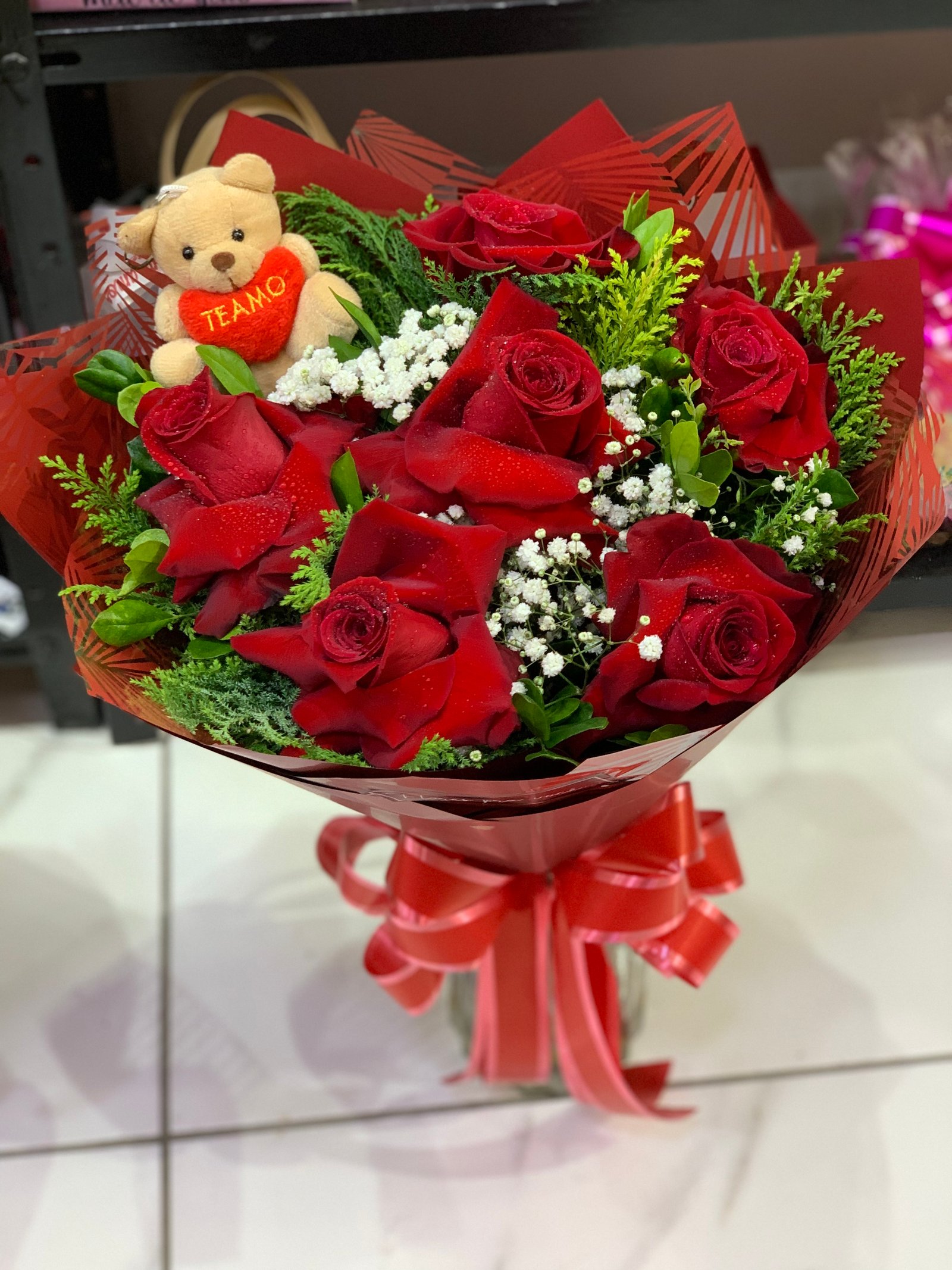 Buquê de flores vermelhas e rosas do Empório