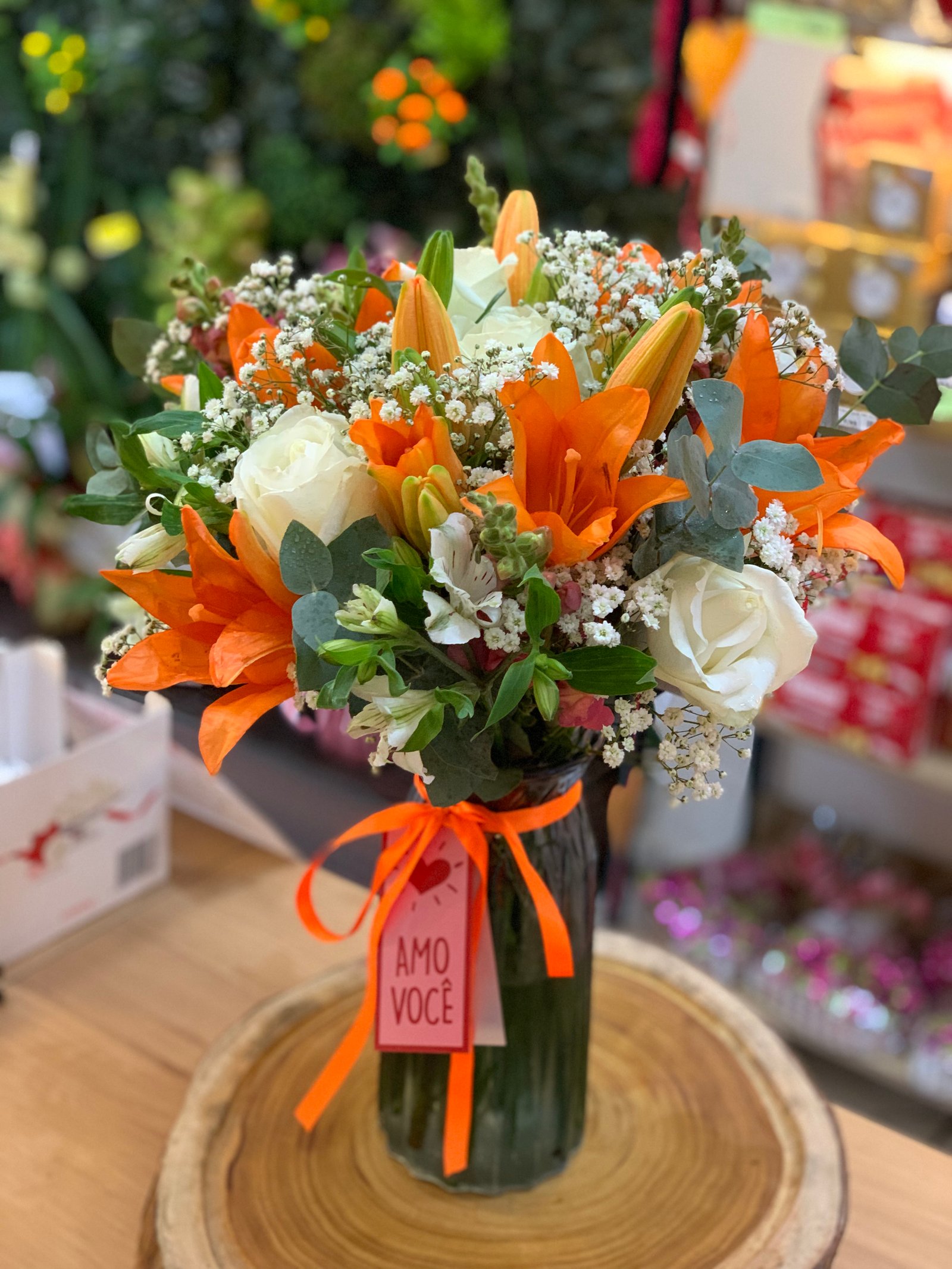 Flores exóticas e arranjo sofisticado do Empório
